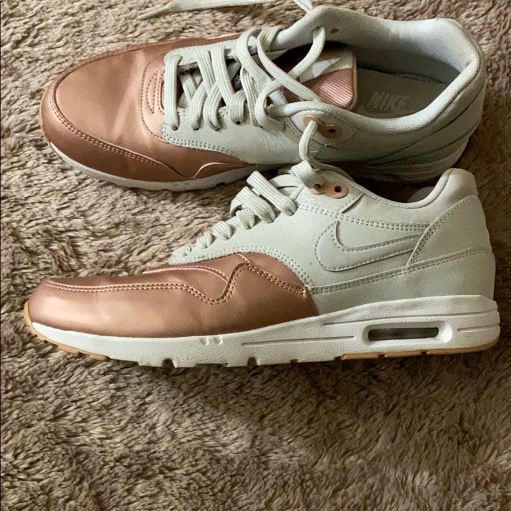 EUC Women’s Nike Air Rose
